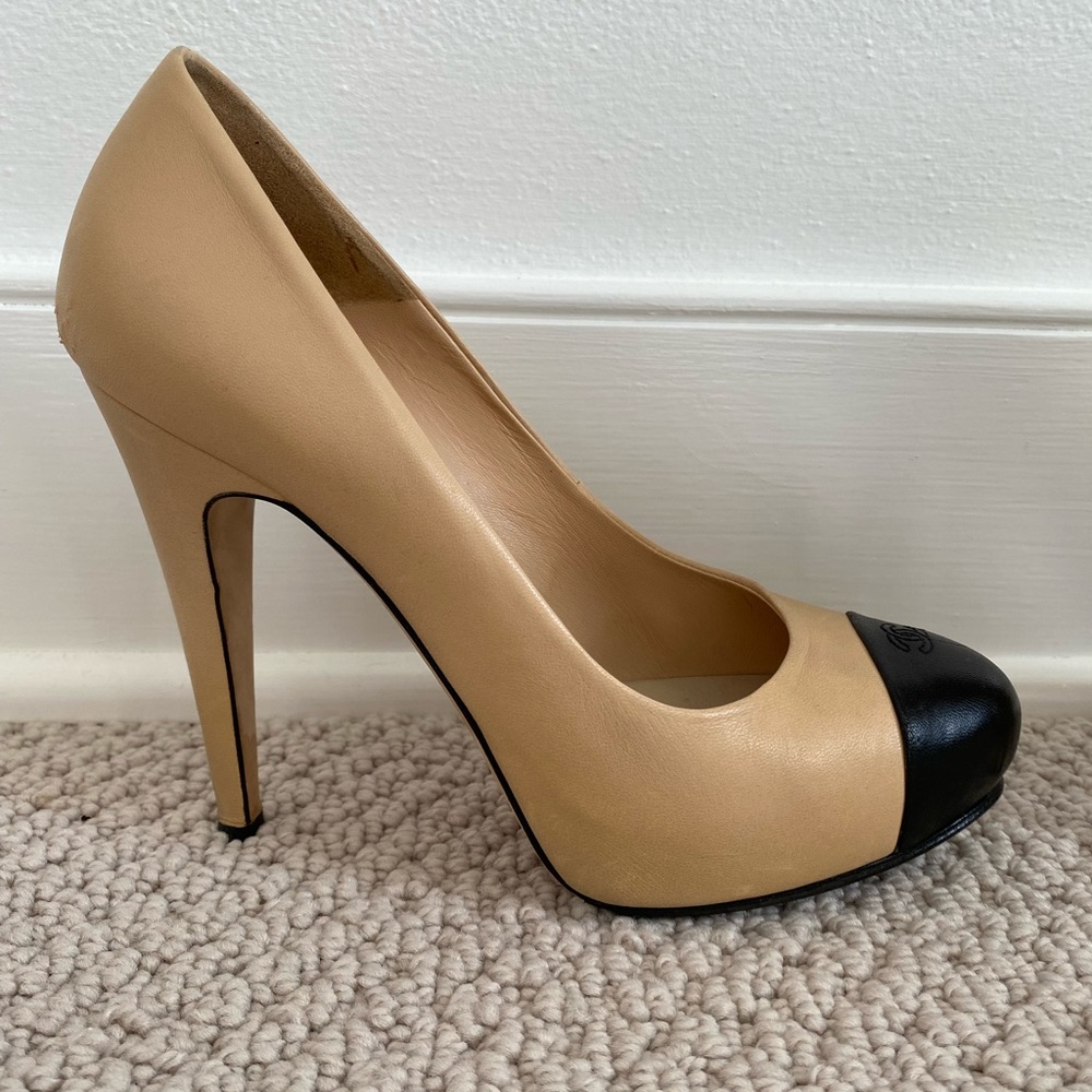 Gorgeous Chanel nude and black pumps size 38.5